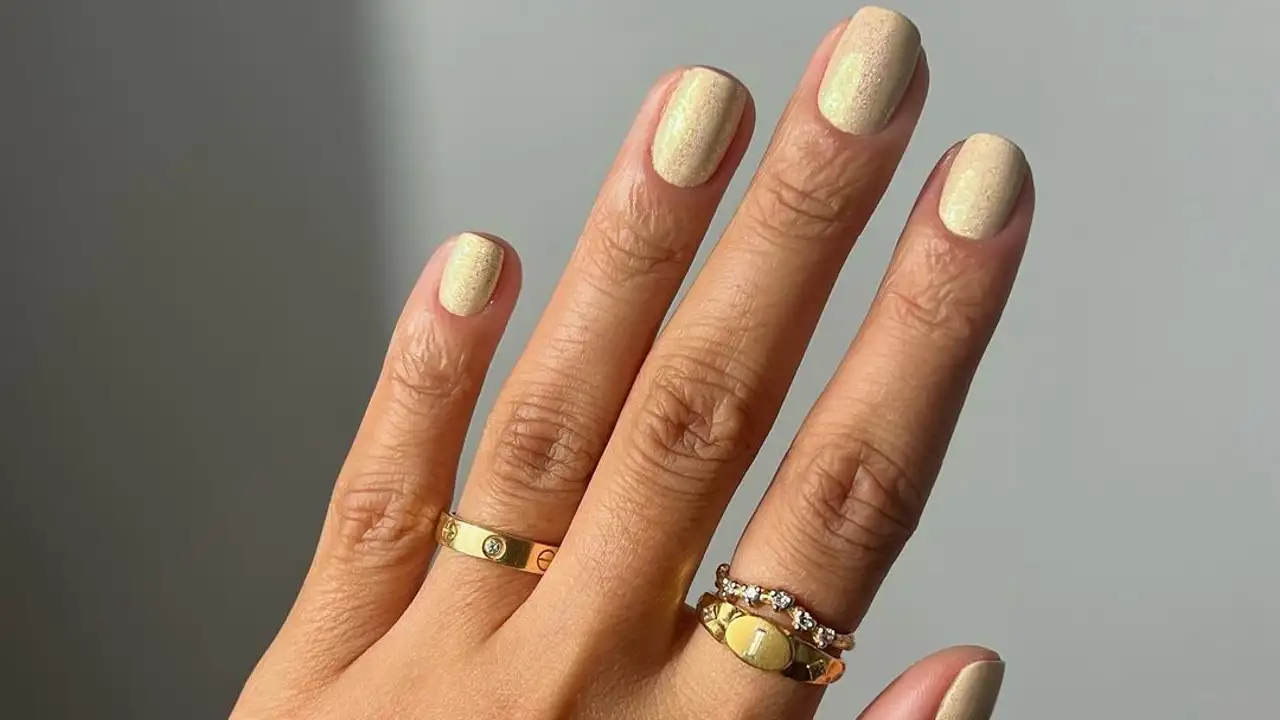 Adiós milky nails: el color de uñas Chantilly es la nueva tendencia que enloquece a las mujeres discretas para verano