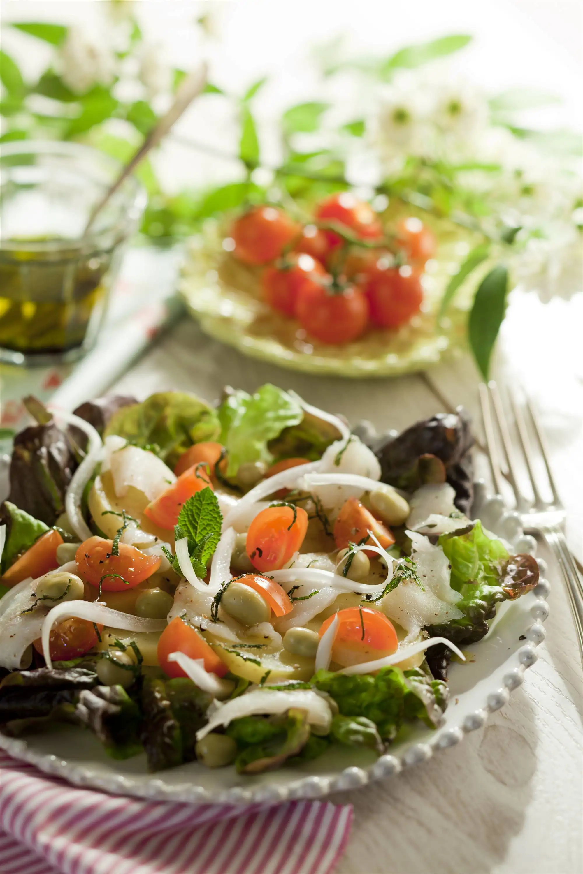Ensalada de patata con bacalao ahumado y habitas