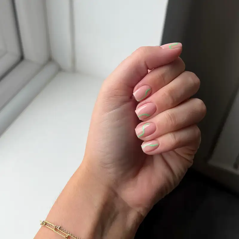 diseños de uñas elegantes que son tendencia en 2024 Con ondas verdes