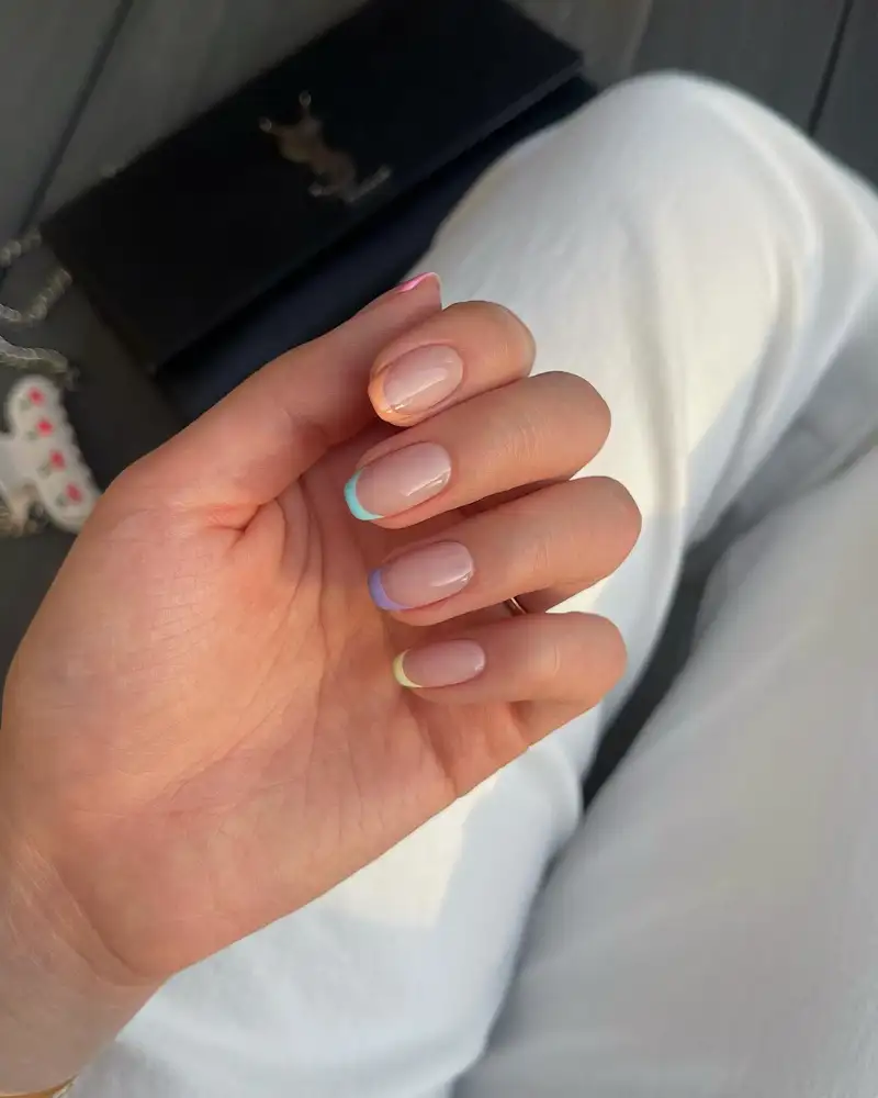 diseños de uñas elegantes que son tendencia en 2024 Francesas de colores