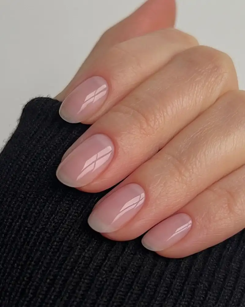 diseños de uñas elegantes que son tendencia en 2024 Glossy nails