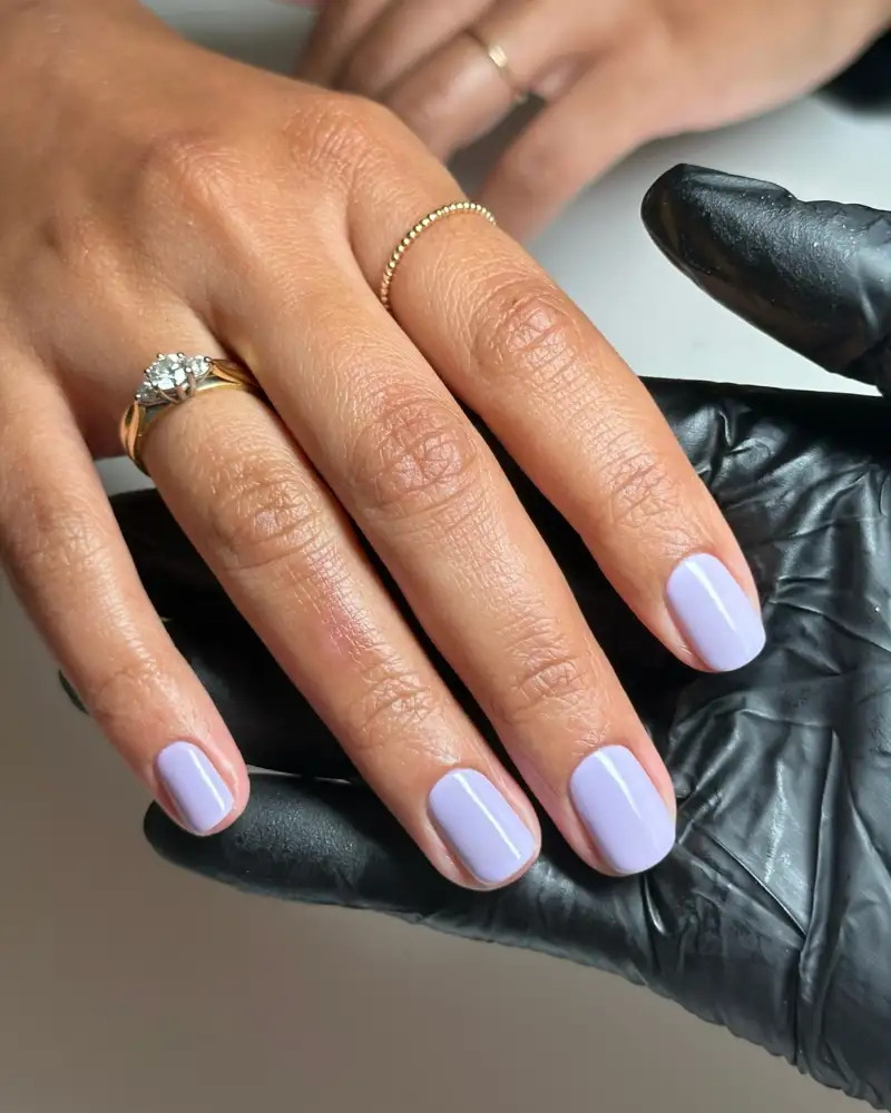 diseños de uñas elegantes que son tendencia en 2024 Lila