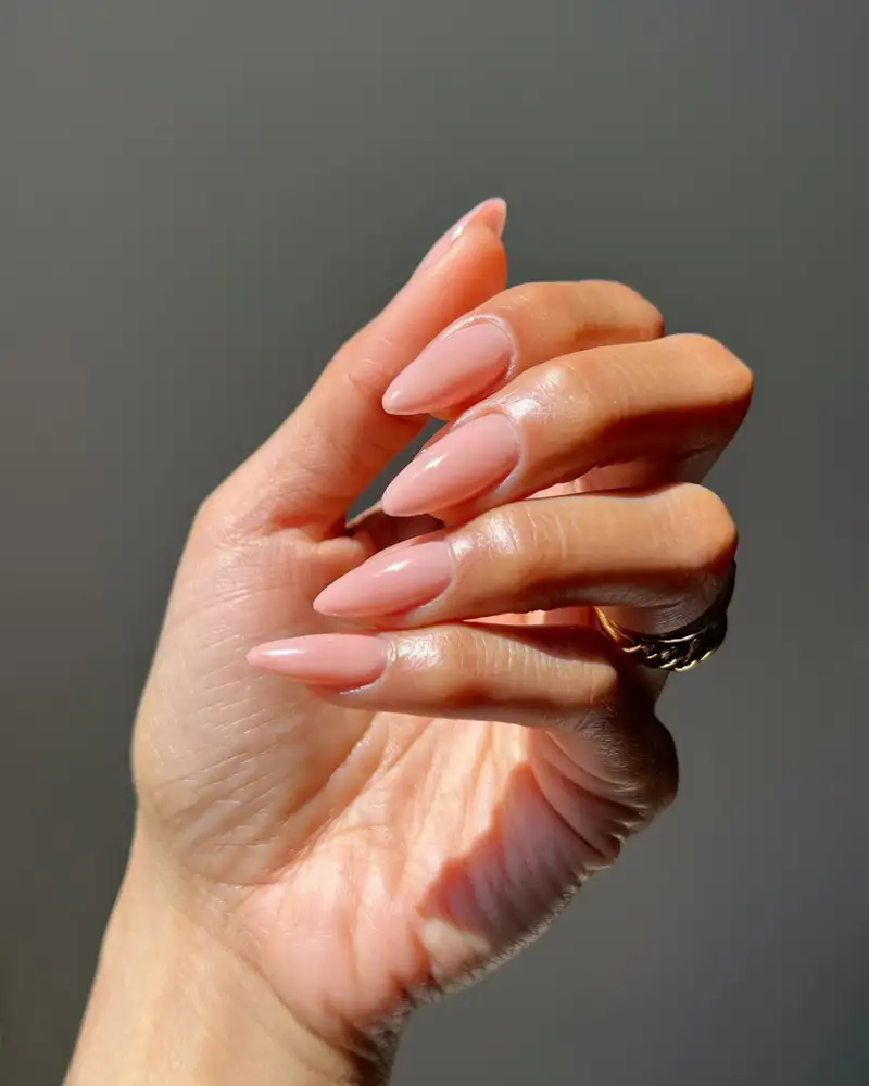 diseños de uñas elegantes que son tendencia en 2024 Rosa nude