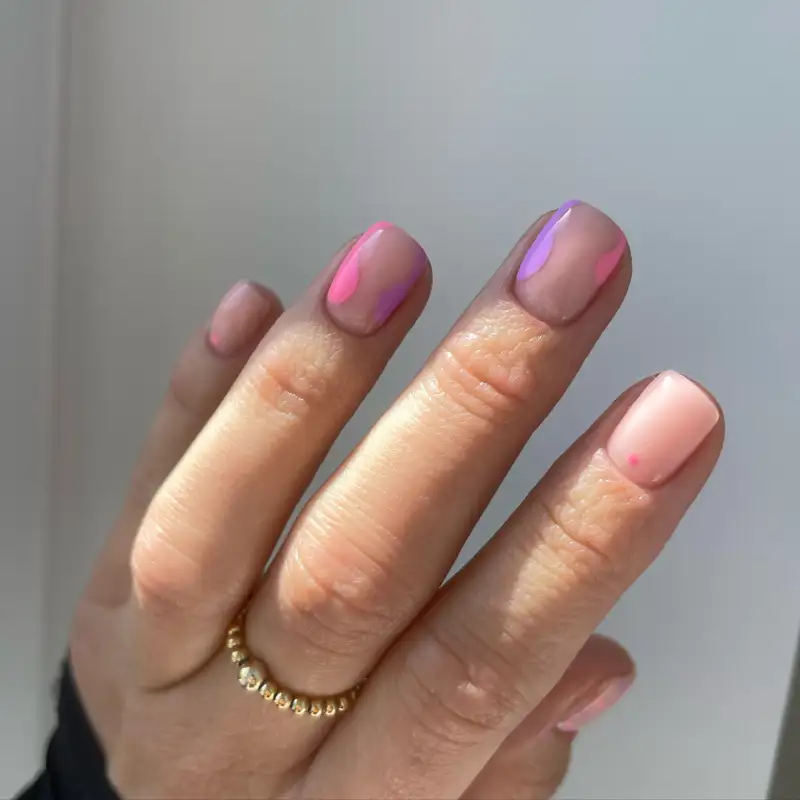 diseños de uñas elegantes que son tendencia en 2024 Transparentes con ondas