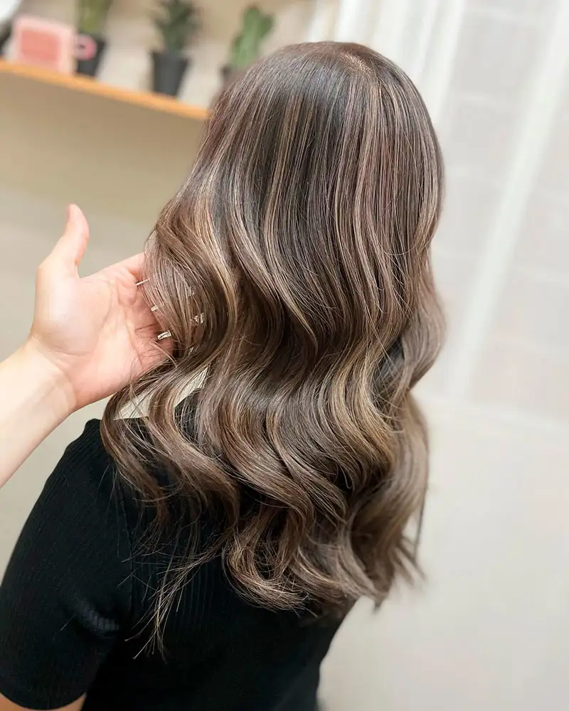 Mechas para disimular canas: 'dark balayage'