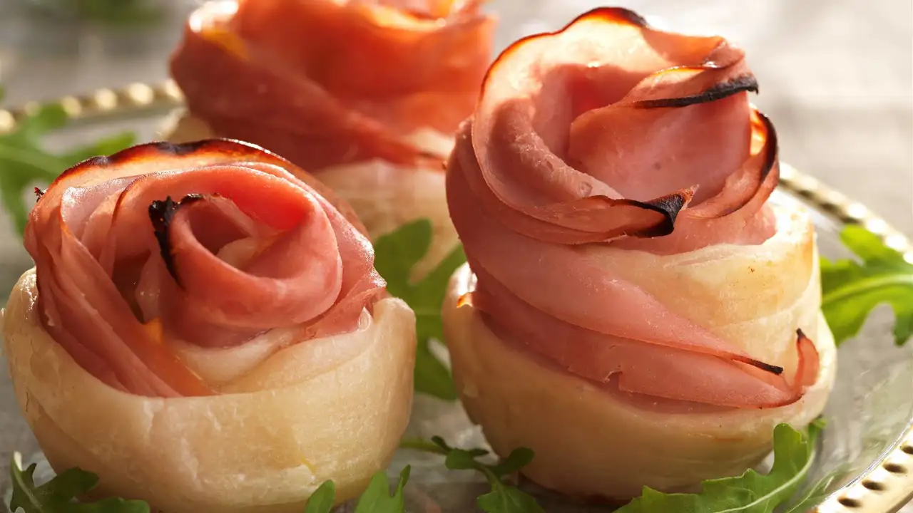 Rosas de hojaldre de jamón y queso