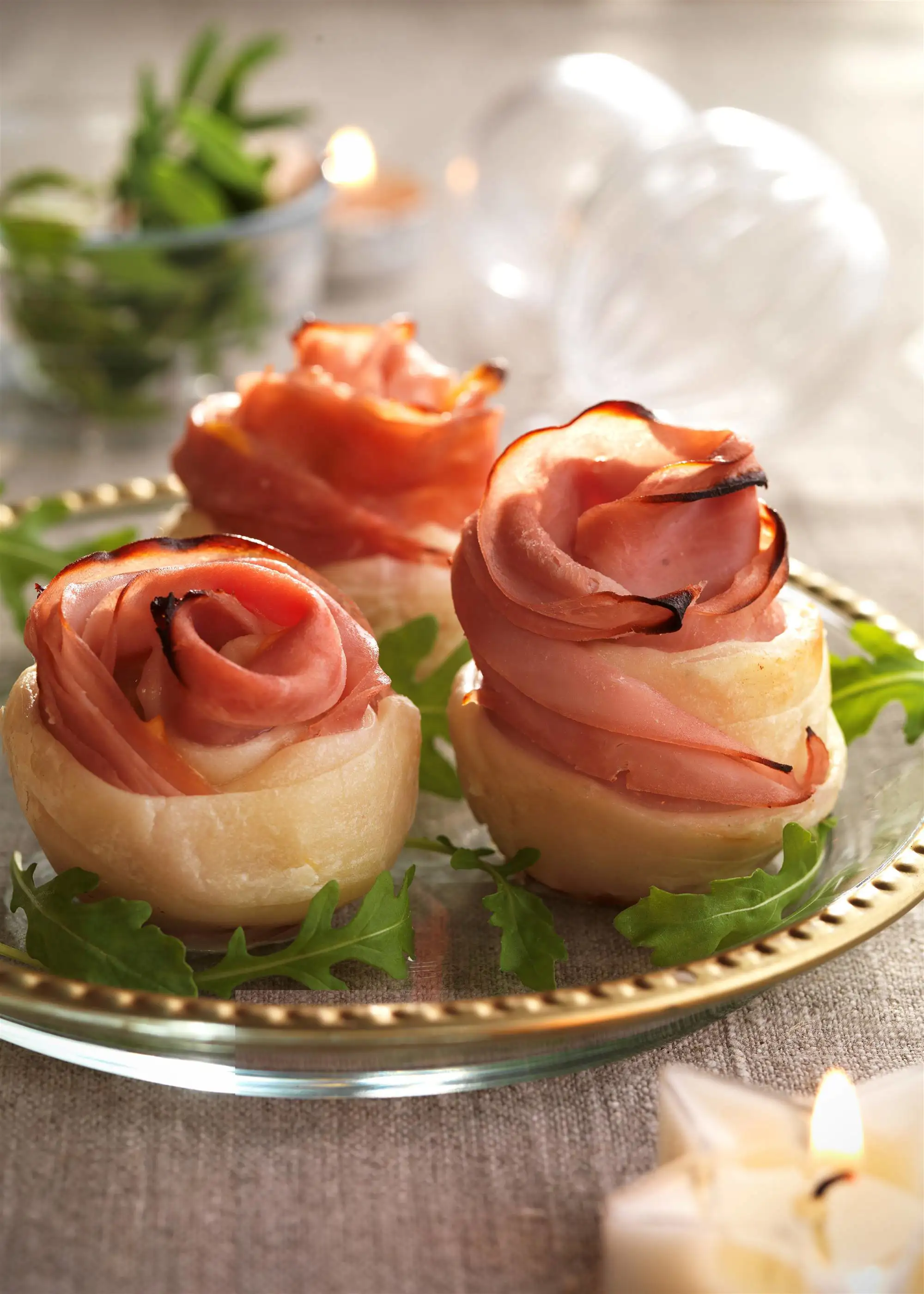 Rosas de hojaldre de jamón y queso