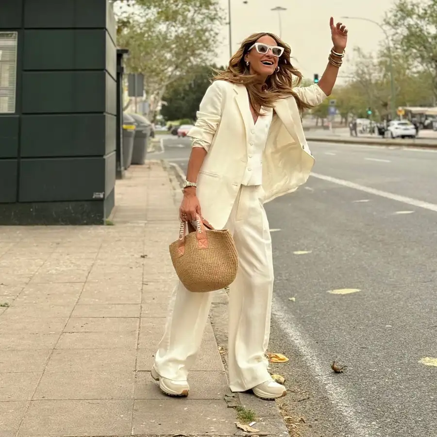 10 pantalones blancos de Zara para llevar con blusas frescas en verano a los 50: holgados, elegantes y cómodos