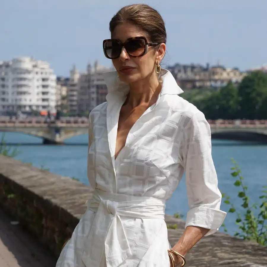 Ayer llegaron a Zara los vestidos blancos midi que las pijas de Ibiza de 50 llevarán con alpargatas todo el verano