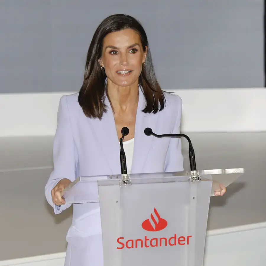 Letizia y Belén Esteban se visten igual a los 50: coinciden en el mismo evento con la prenda holgada que más rejuvenece