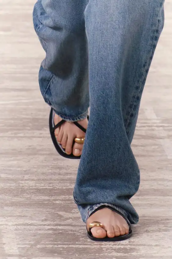 Sandalia plana tiras con adorno metálico
