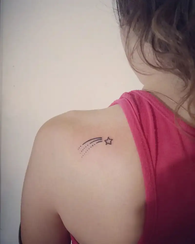 tatuaje estrella fugaz mujer