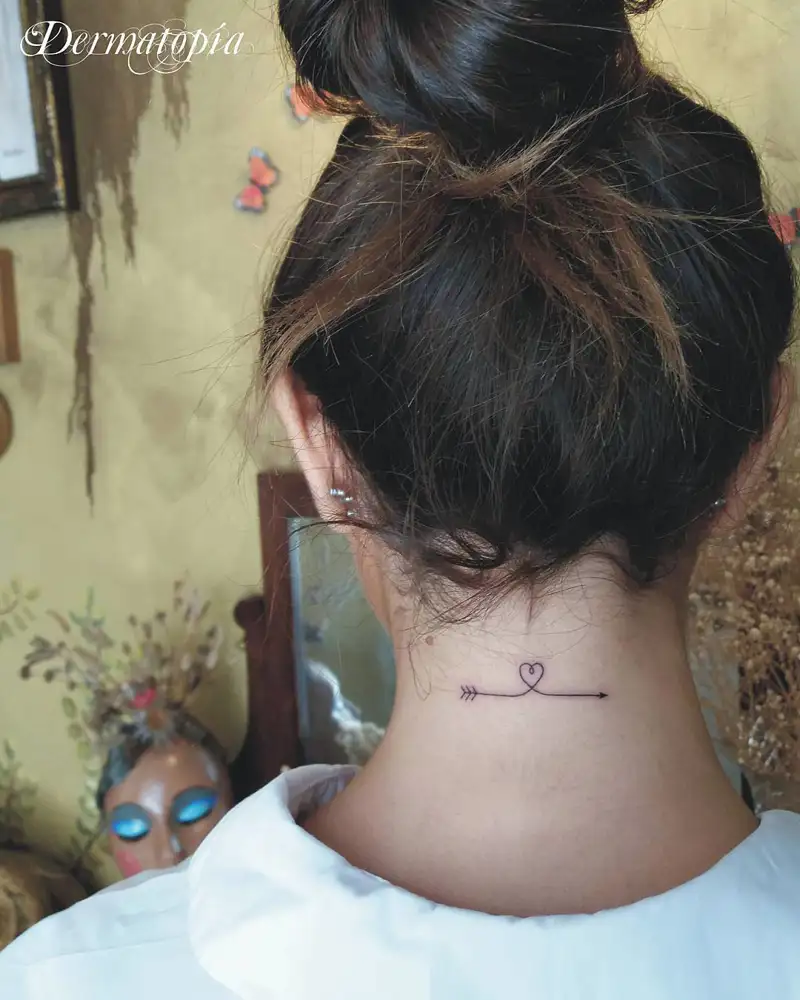 tatuaje flecha mujer