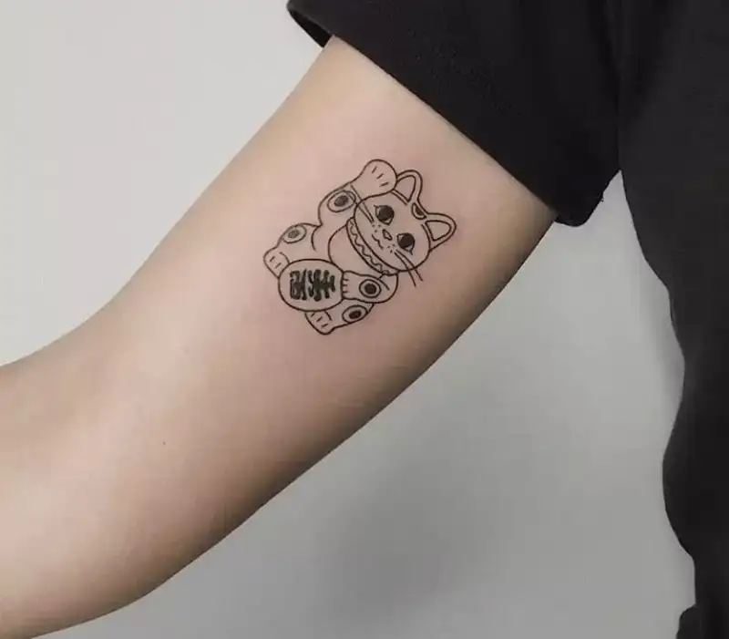 tatuaje gato de la suerte mujer