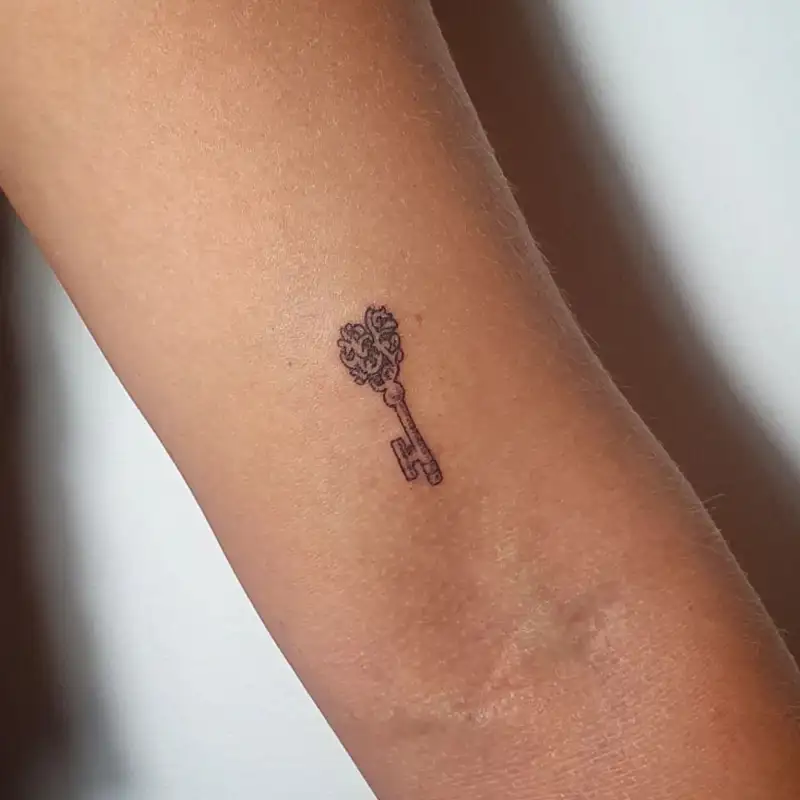 tatuaje llave mujer