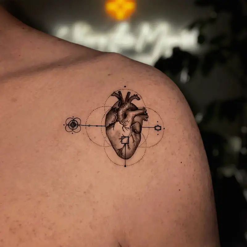 tatuaje mujer corazon