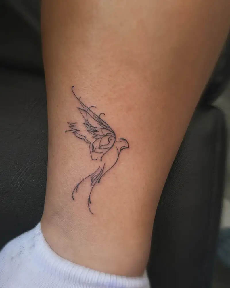 tatuaje pajaro vuelo mujer