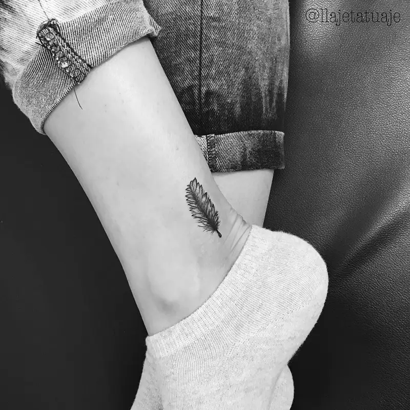 tatuaje pluma mujer