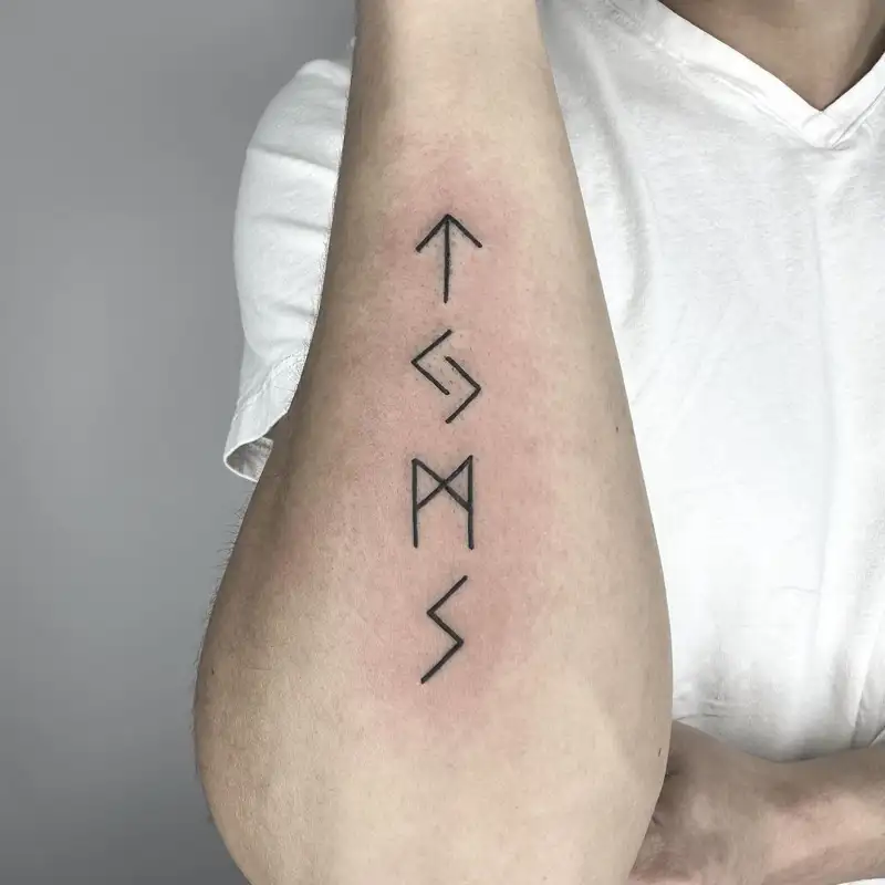 tatuaje runa vikinga mujer