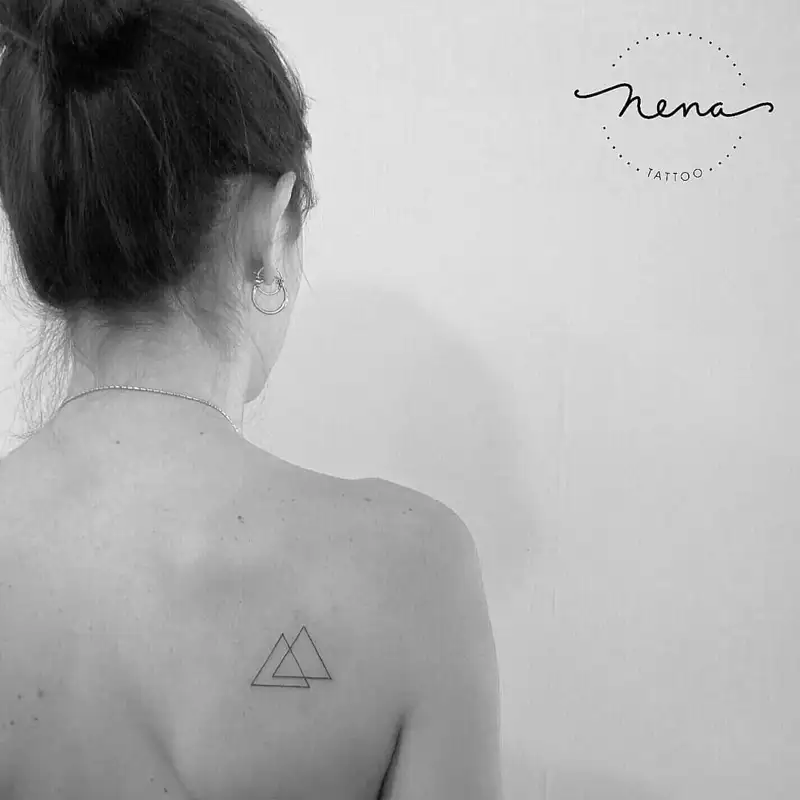 tatuaje triangulo mujer