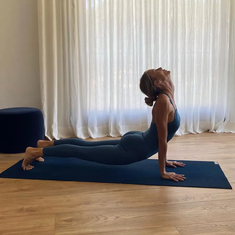 6 posturas de fuerza de yoga para mantener la musculatura y la resistencia corporal pasados los 50