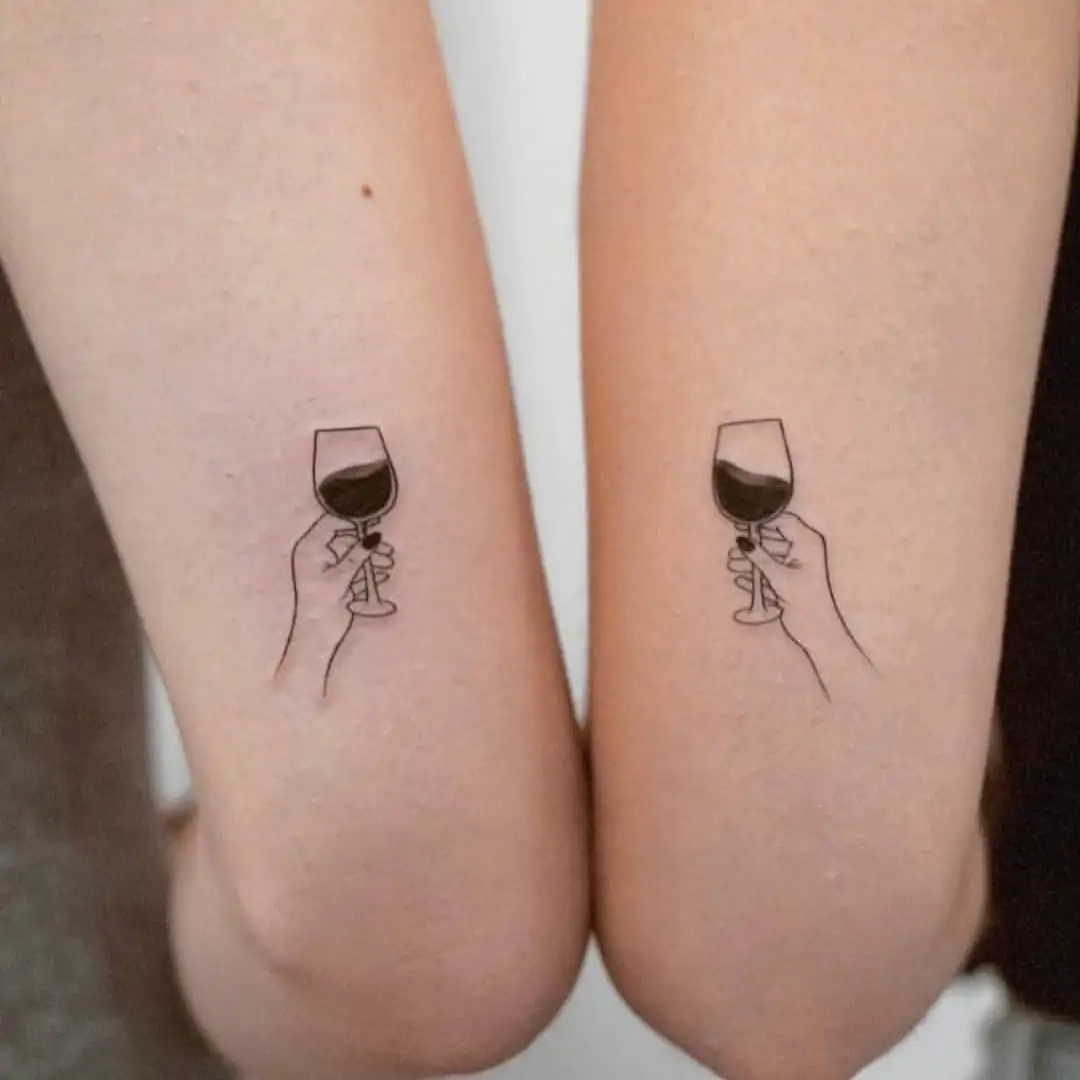 Tatuajes de pareja pequeños copas de vino