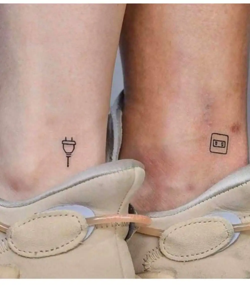 tatuajes de parejas pequeños enchufe