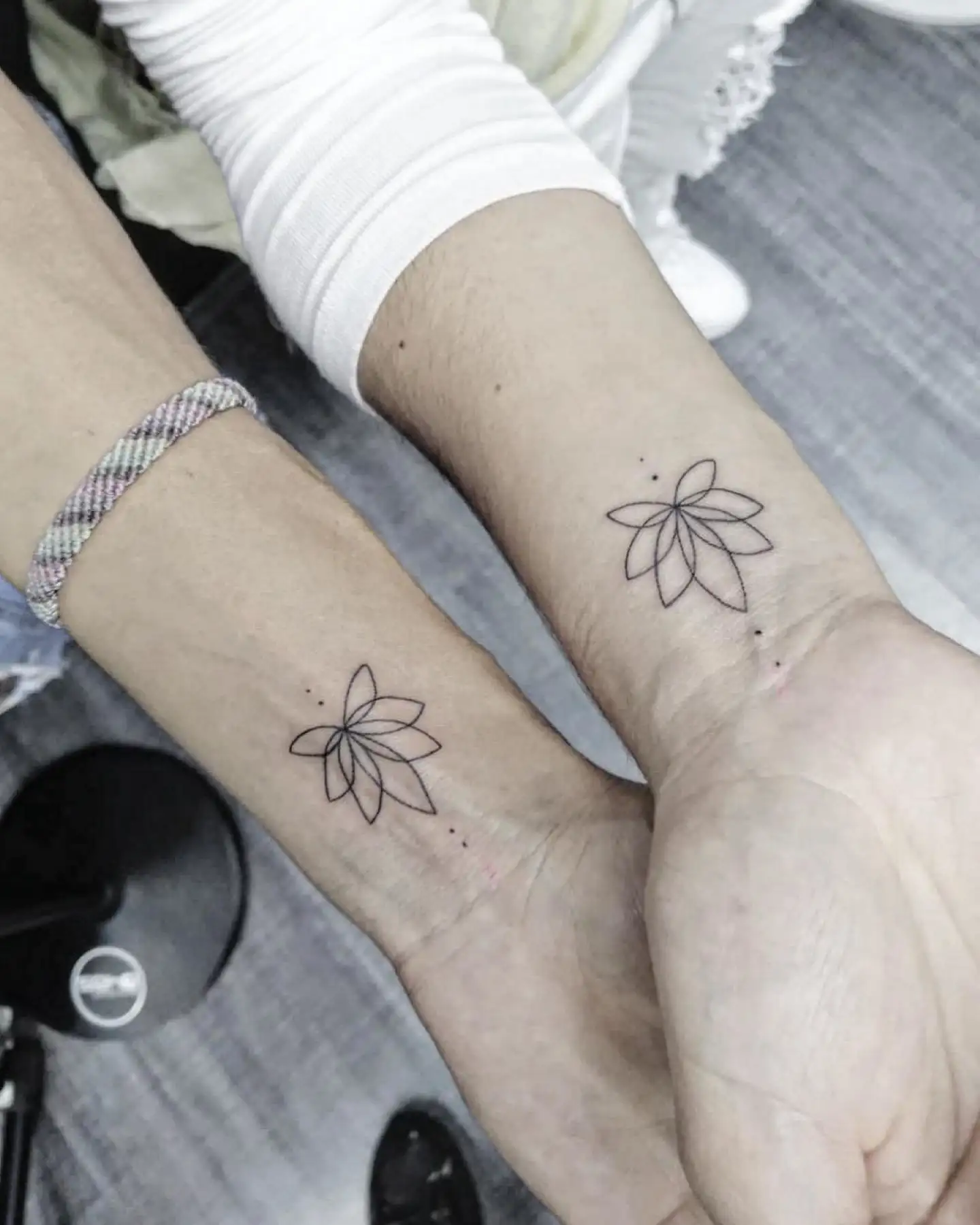 Tatuajes para parejas pequeños: flor de loto