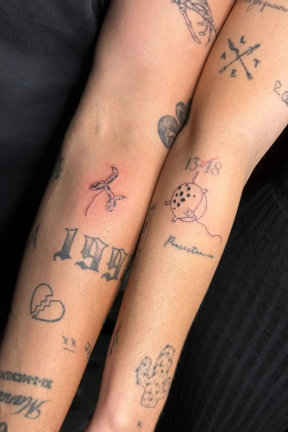 tatuajes de parejas pequeños globos complementarios mardetattoos