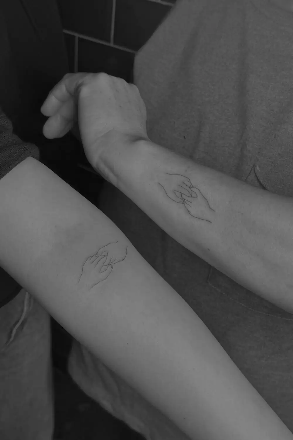 tatuajes de parejas pequeños manos entrelazadas mardetattoos