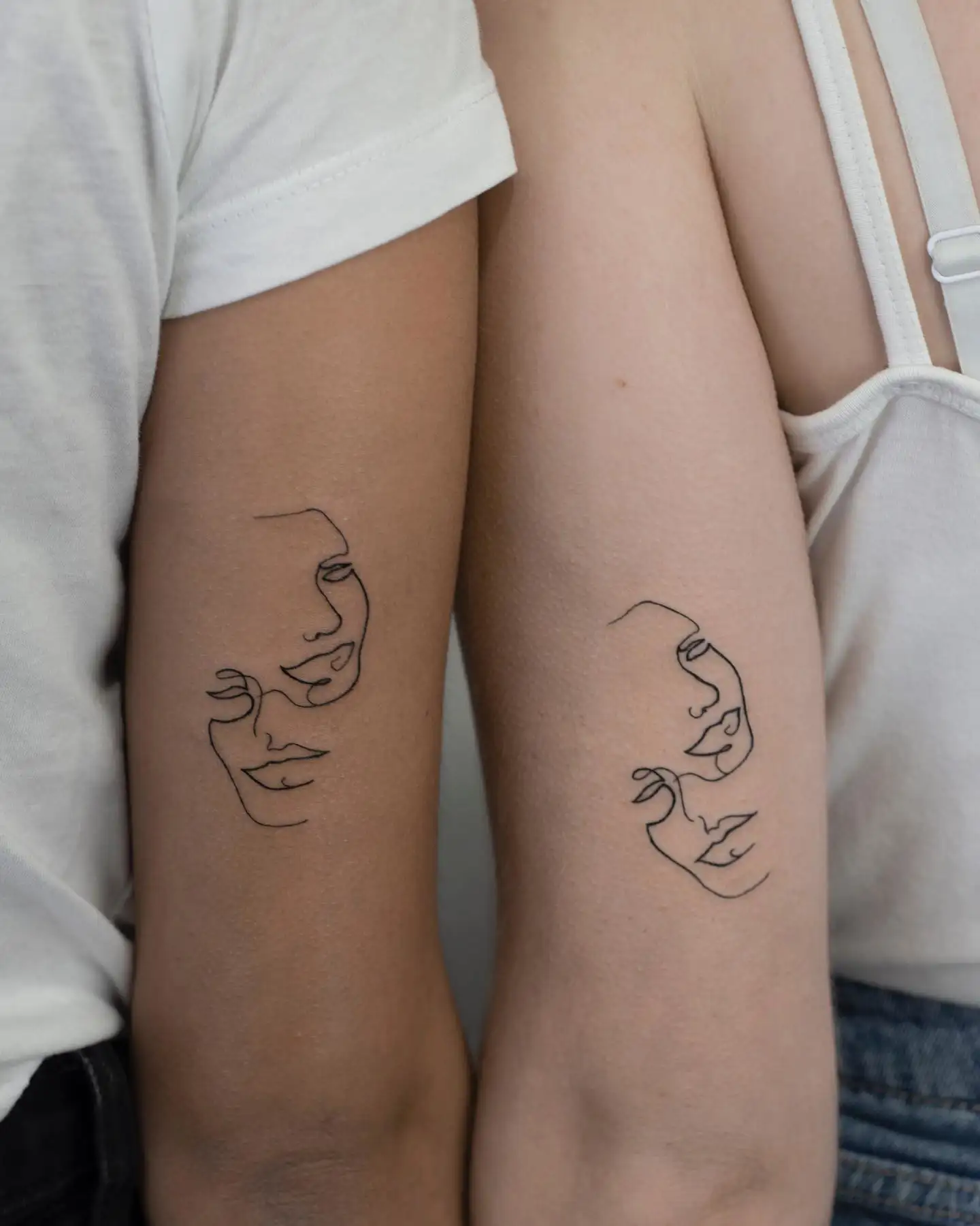 Tatuajes para parejas pequeños: retrato de línea