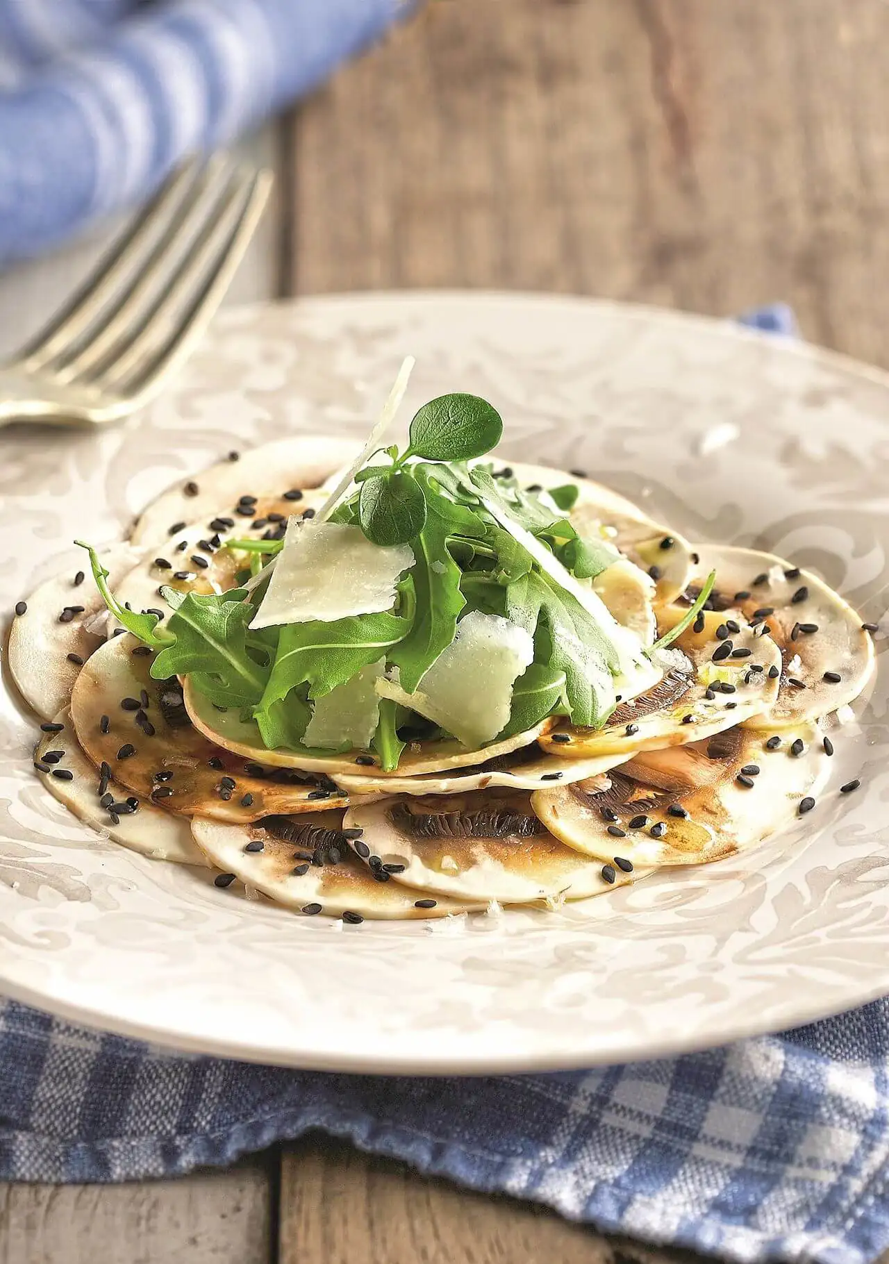 Carpaccio de champiñones con rúcula y parmesano