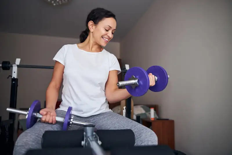 ejercicios bíceps mujer