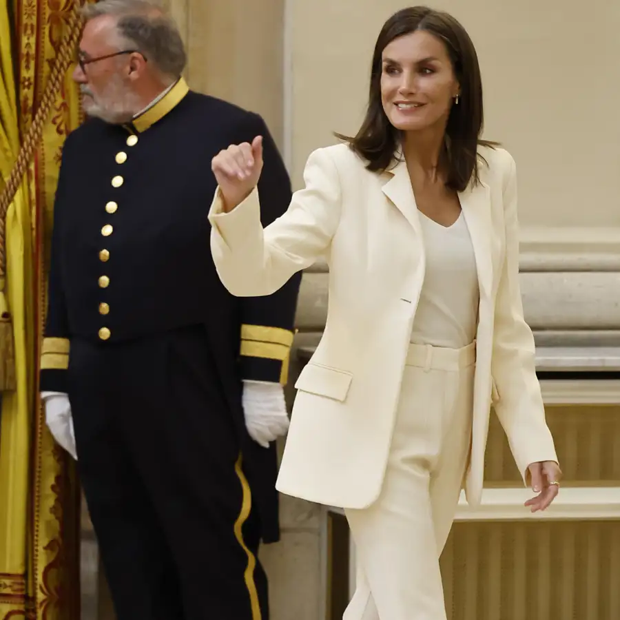 Letizia, con total look blanco de la cabeza a los pies, tiene el trucazo para parecer más alta