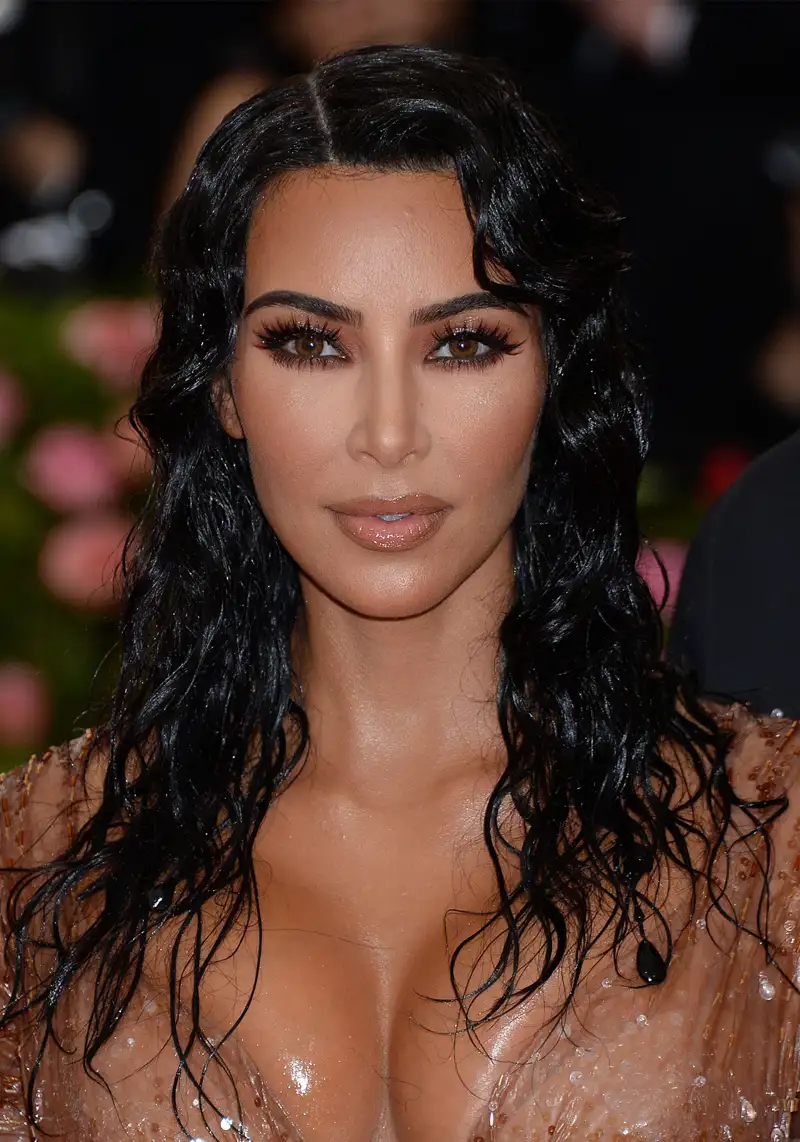peinado efecto mojado largo ondulado Kim Kardashian
