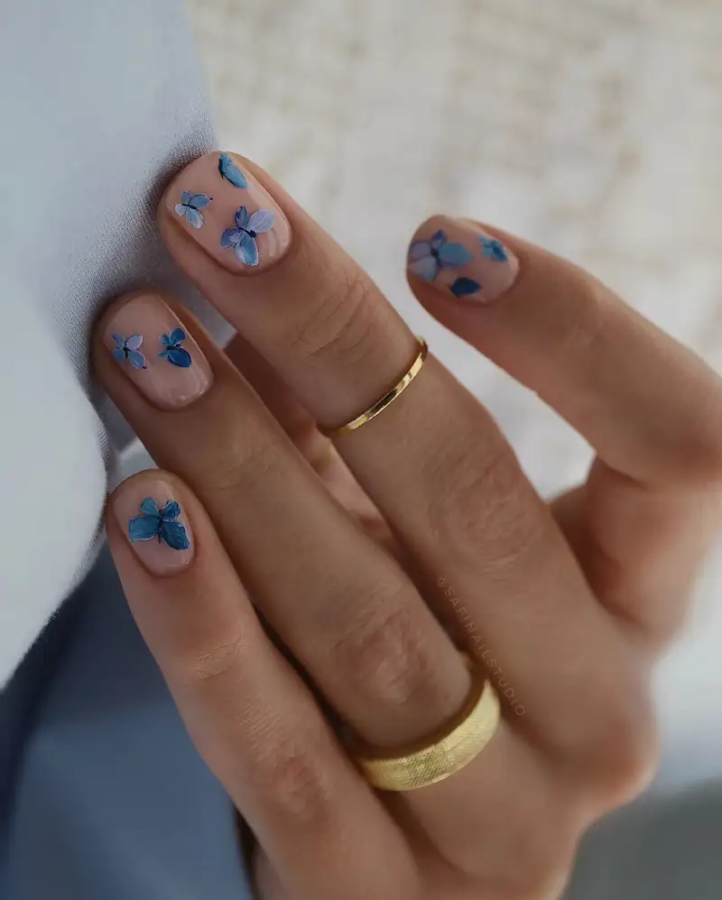 uñas para vestido rojo Con mariposas azules