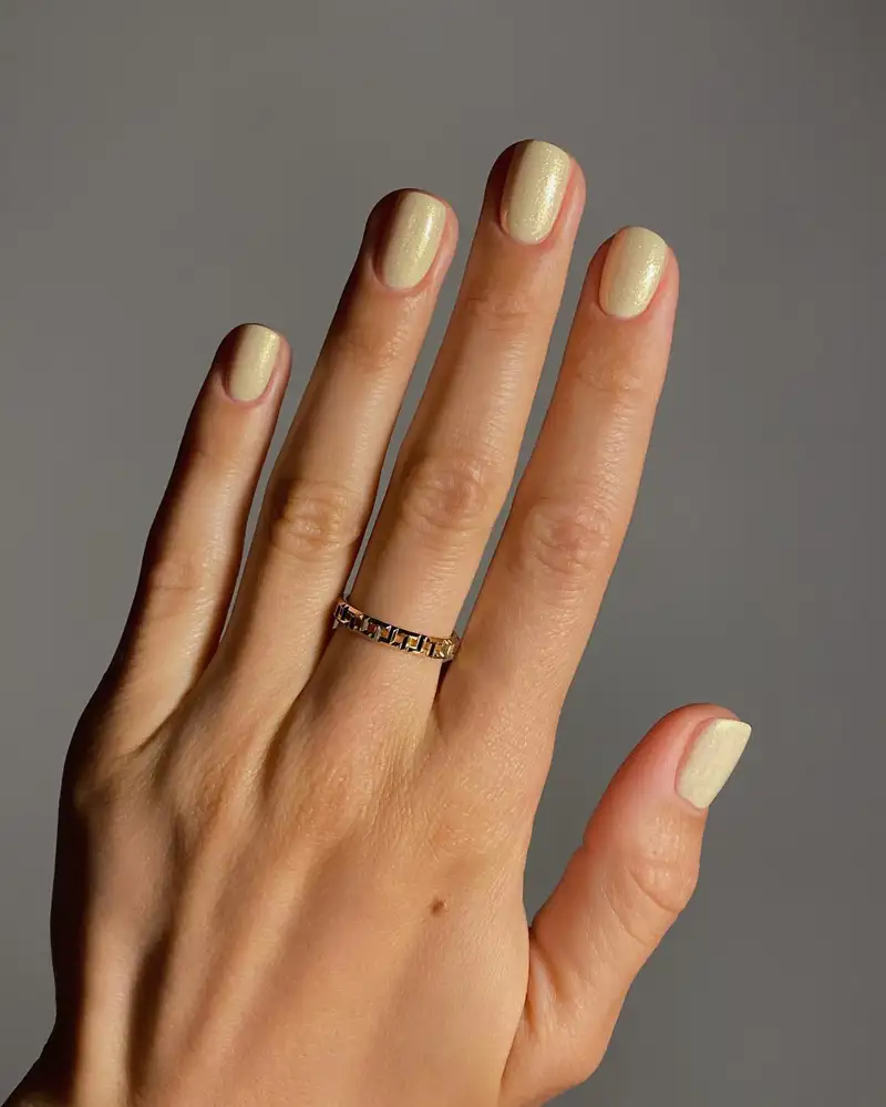 uñas para vestido rojo Doradas