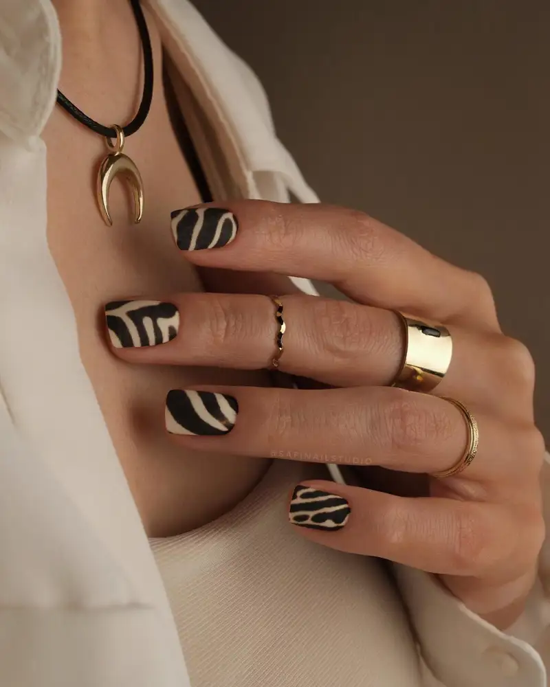 uñas para vestido rojo Estampado de cebra