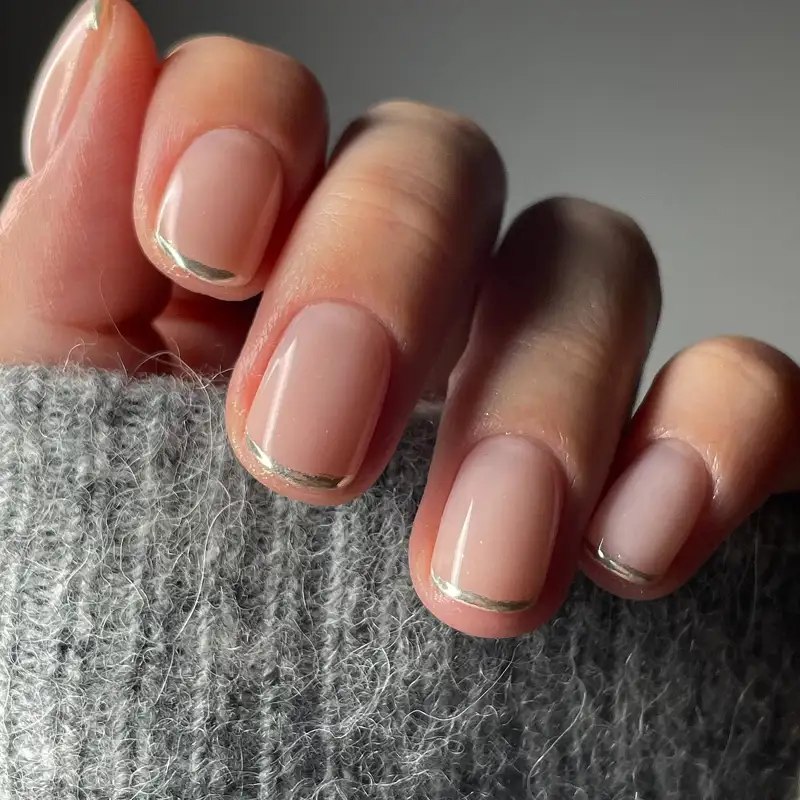 uñas para vestido rojo  Francesas plateadas