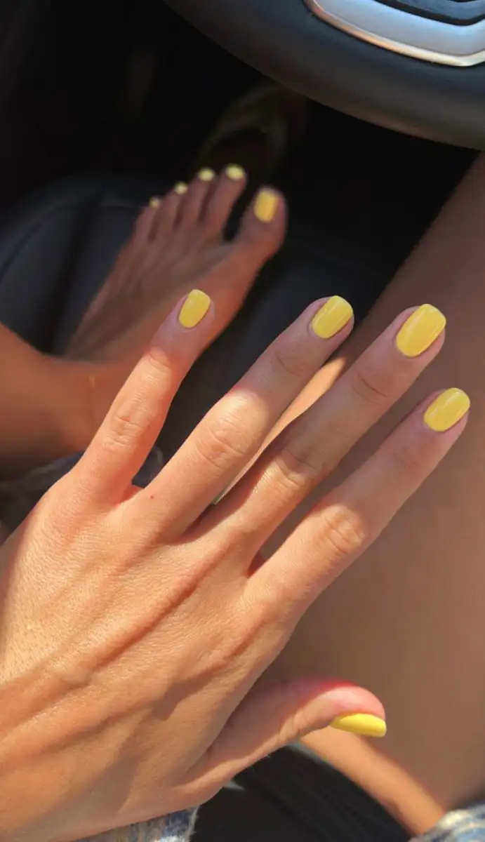 Manicura color amarillo