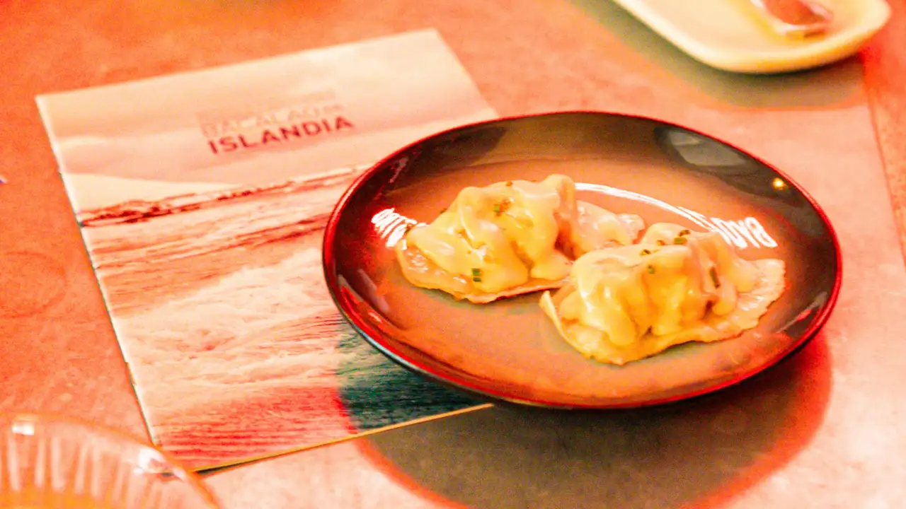 Gyoza de kokotxa de bacalao laqueada con salsa de foie