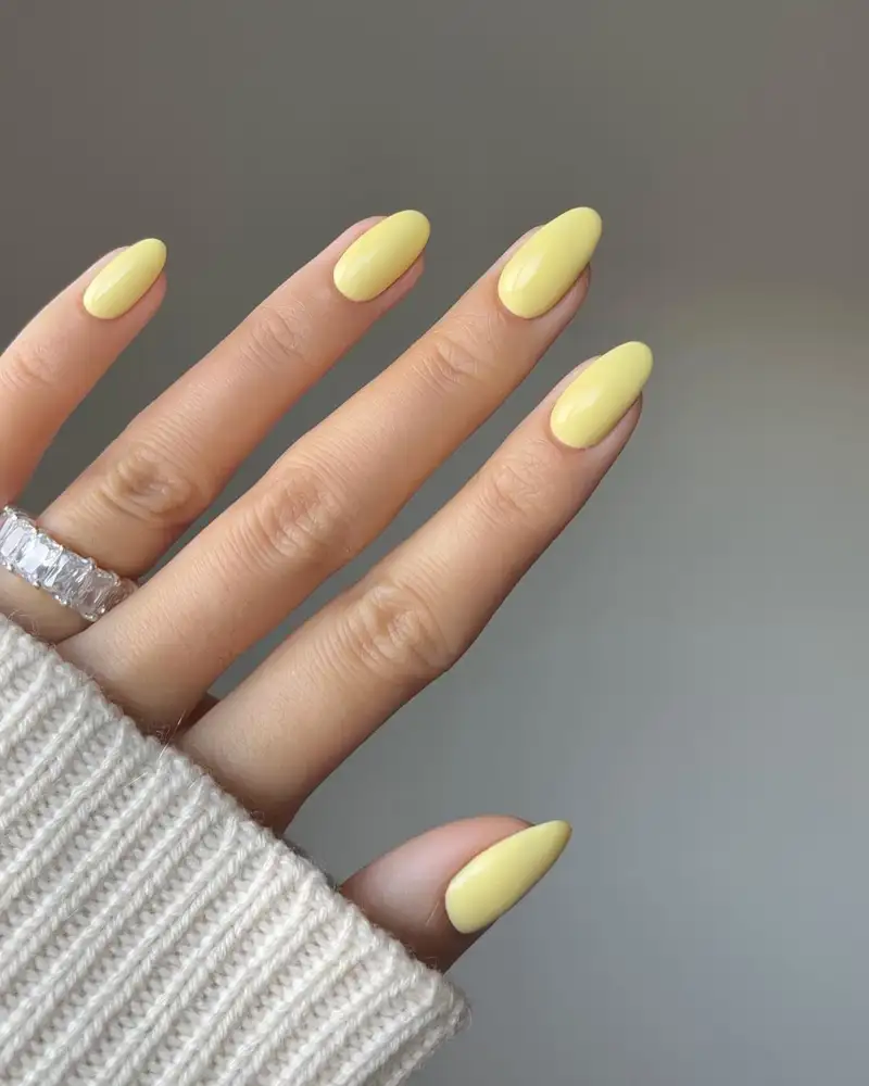 diseños de uñas elegantes que son tendencia en 2024 Amarillo mantequilla