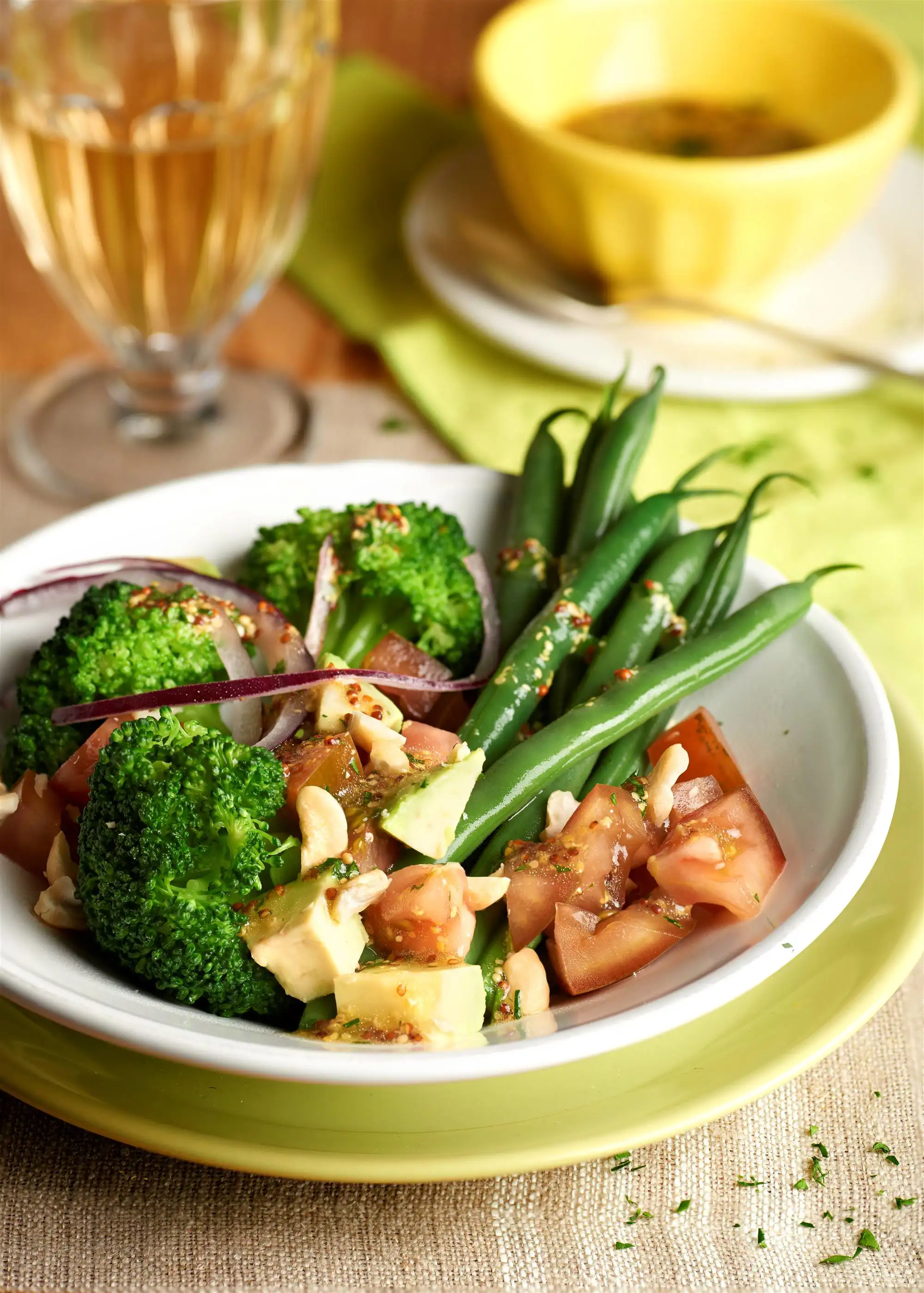 Ensalada de brócoli, judías verdes y aguacate