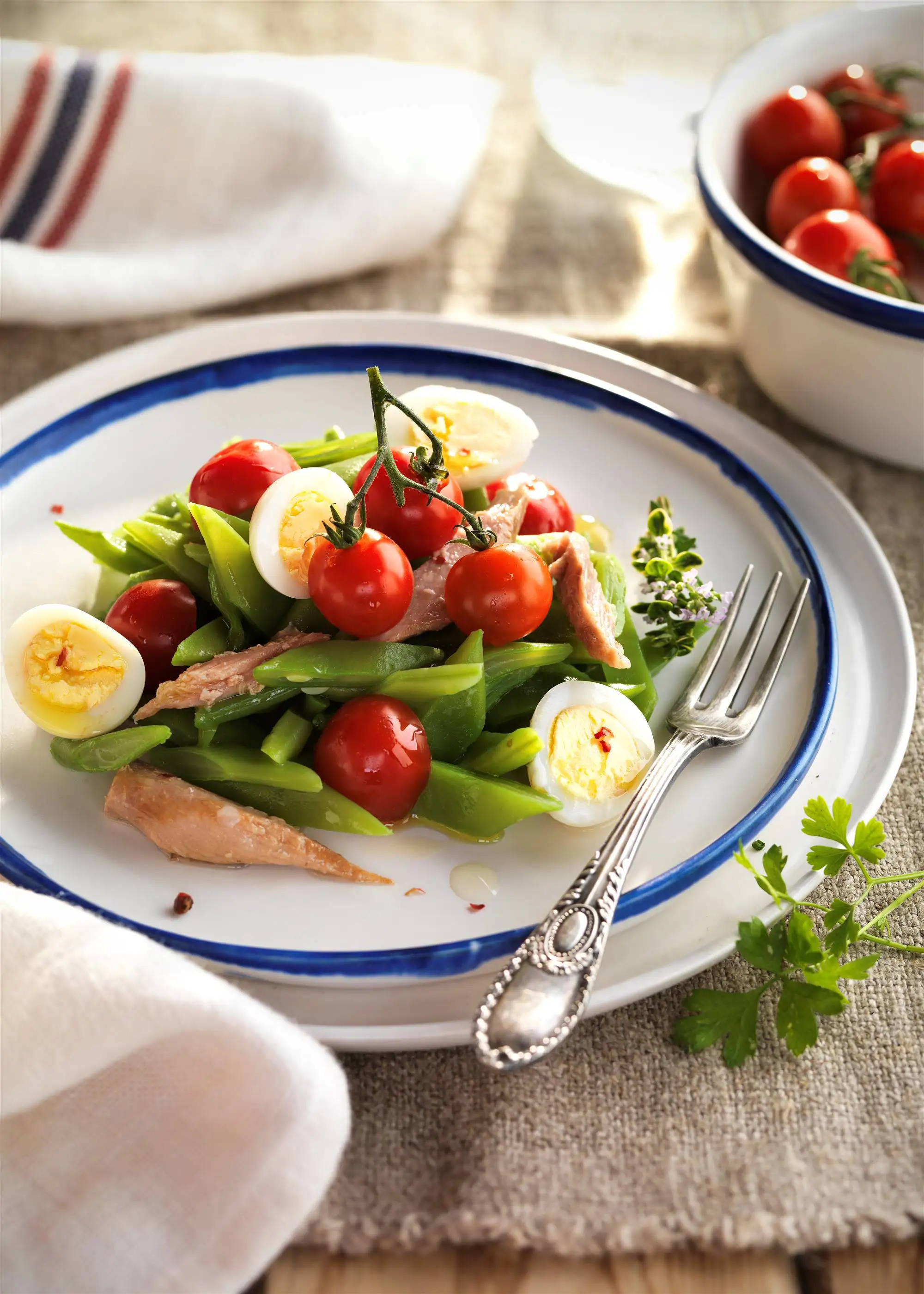 Ensalada de judías verdes cocidas con atún y huevos