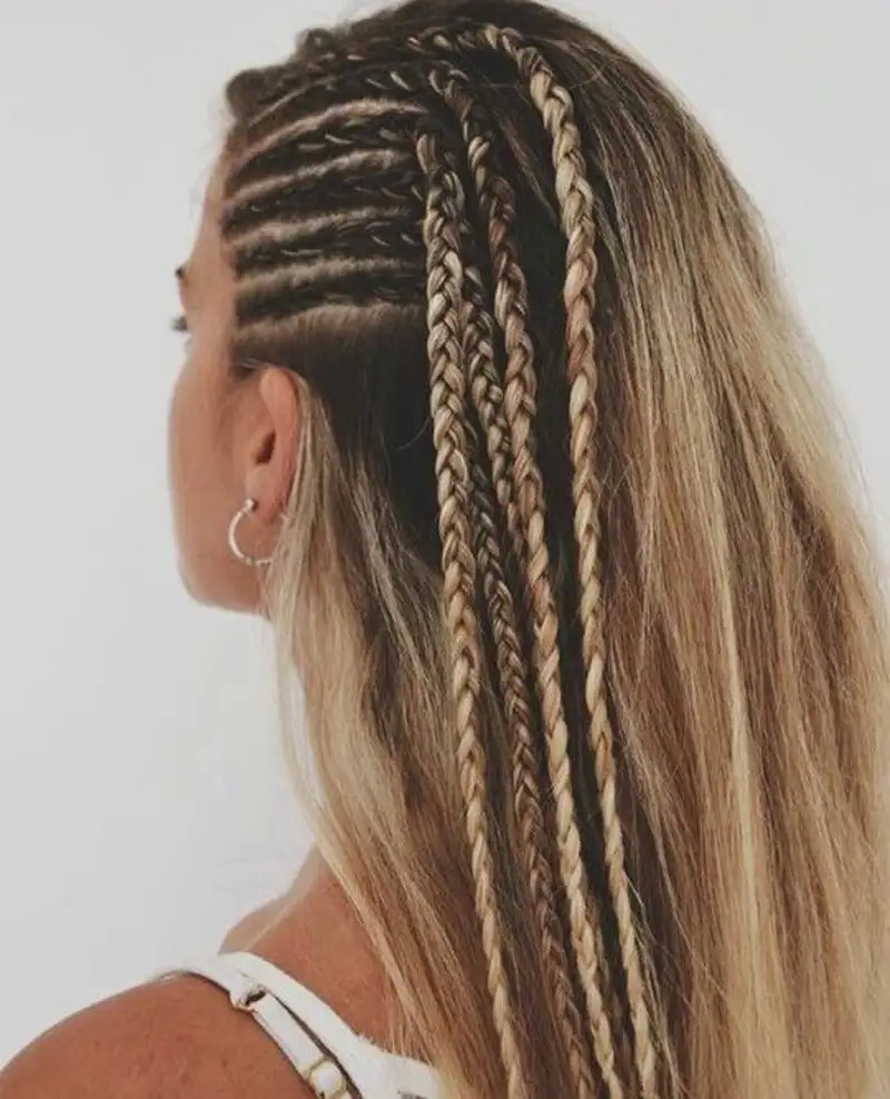 peinados con trenzas y pelo suelto Trenzas africanas a un lado