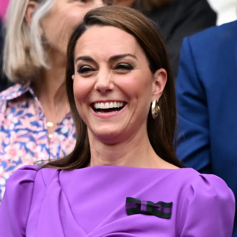 Entre aplausos y acompañada por sus 2 mejores 'escuderas': así ha sido la emotiva reaparición de Kate Middleton en Wimbledon 