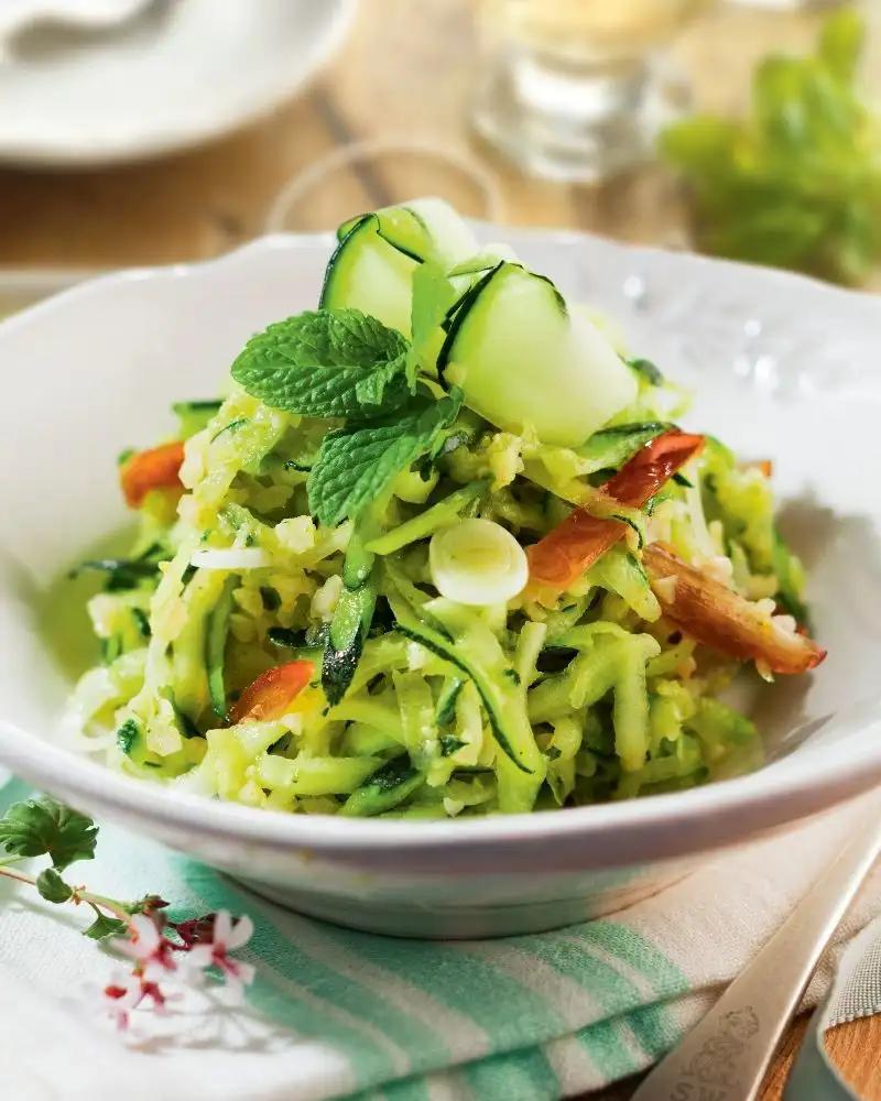 comida saludable: Ensalada de calabacín y almendras