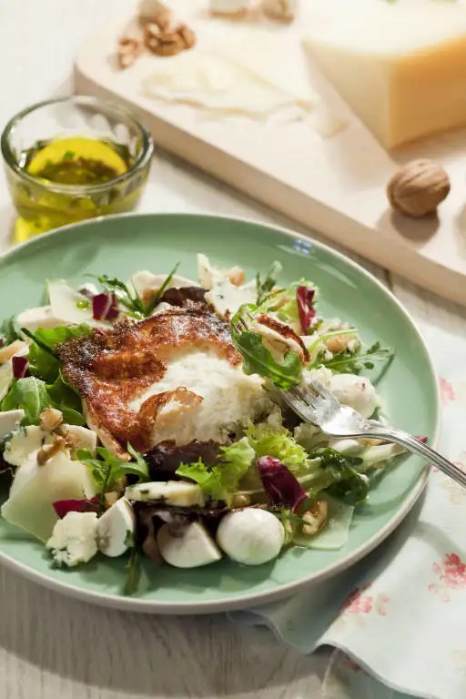 Ensalada de queso de cabra cuatro quesos