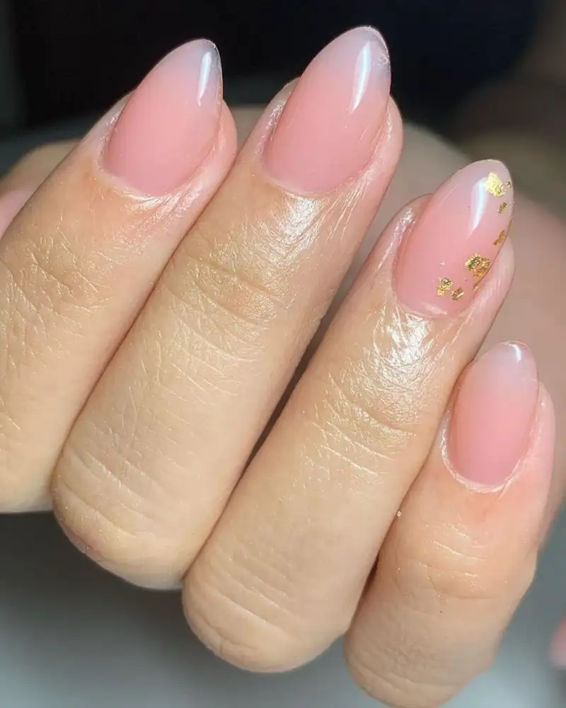 uñas vestido azul Nude con pan de oro