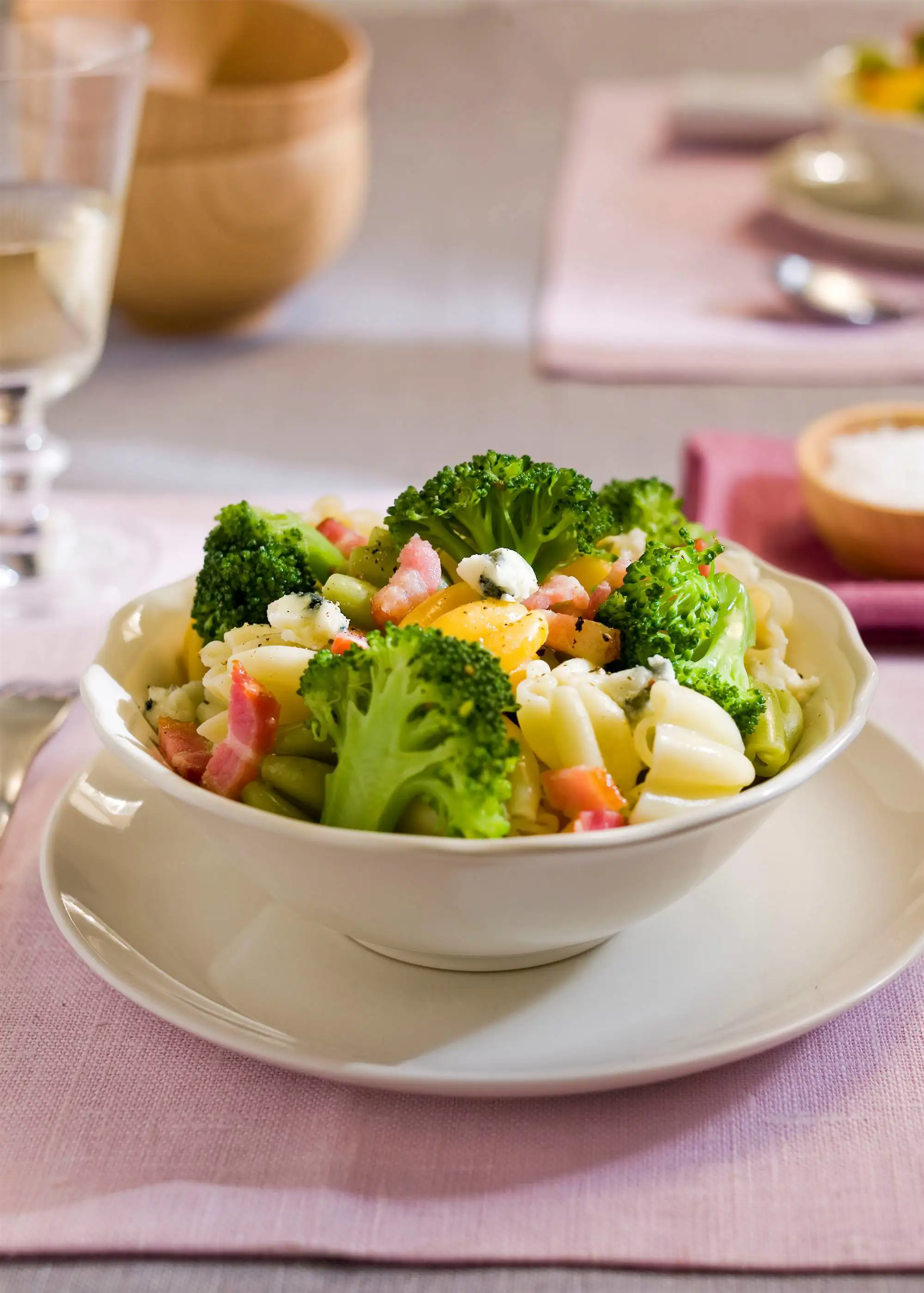 Pasta con brócoli, queso azul y beicon